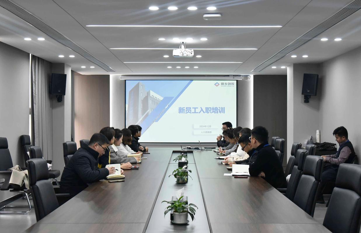 工业厂区办公室新人入职培训场景
