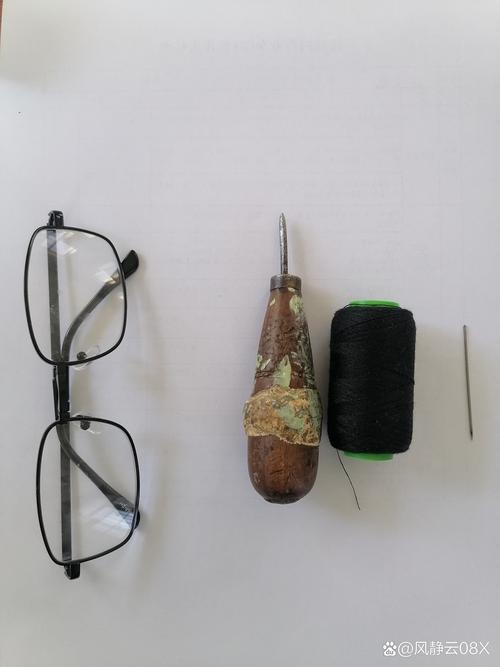 古董玩偶修复工具放大镜缝合针特写