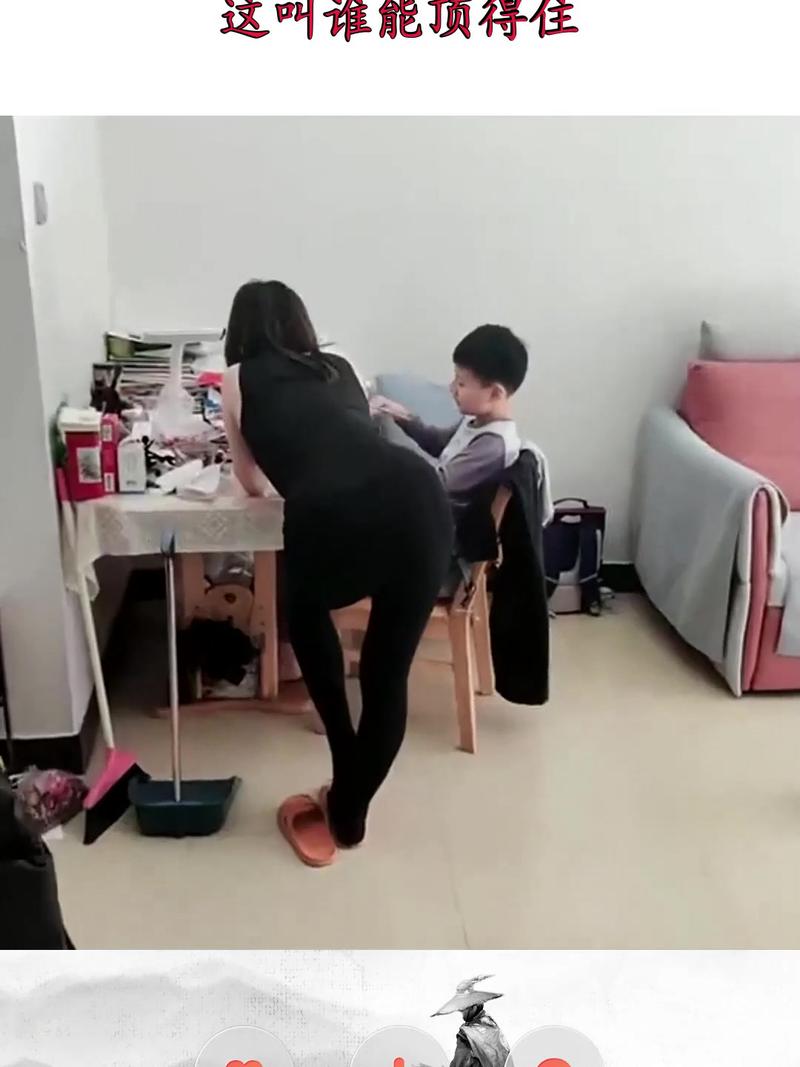 中控室女职工下班陪儿子写作业场景
