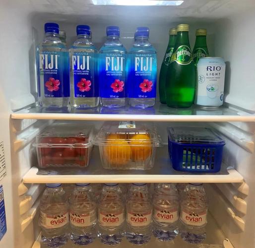 冰箱冷藏层摆放的瓶装气泡水