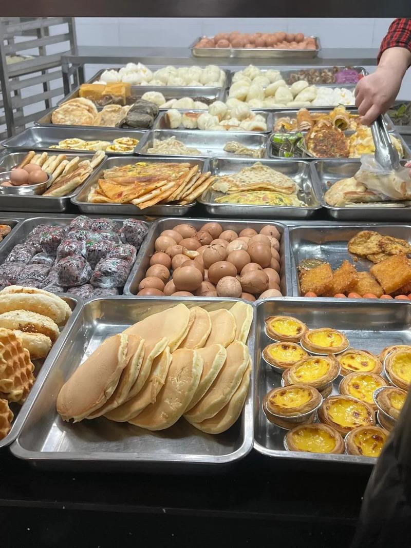 大学校园清晨食堂学生吃早餐场景