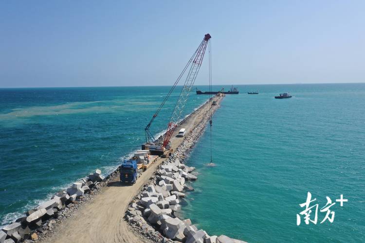 仿珊瑚礁结构沿海防浪堤施工现场