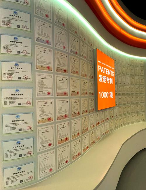 高校技术转移办公室墙上挂满专利证书