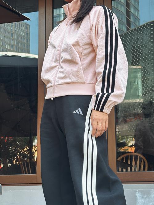 一、核心单品:三件上衣,三条裤子