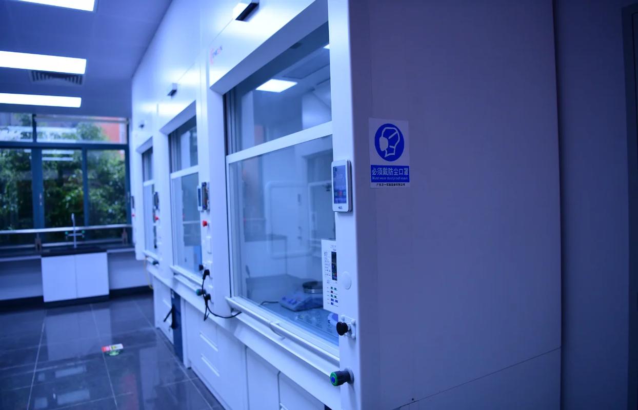 访问学者深夜实验室灯光