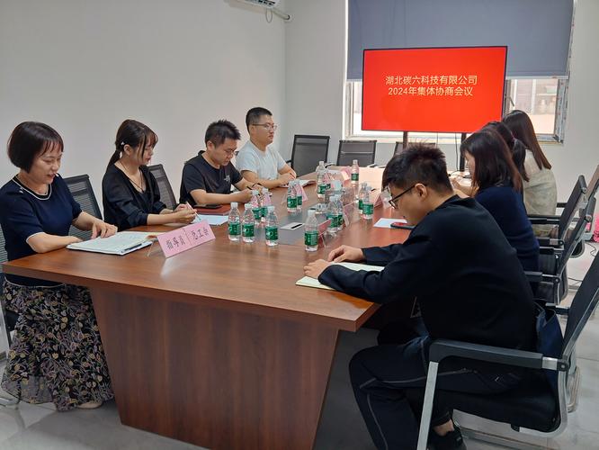 技术转移双方团队在会议桌激烈讨论合同细节