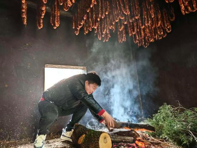 南漳冯家湾村农户家柏枝熏腊肉灶台