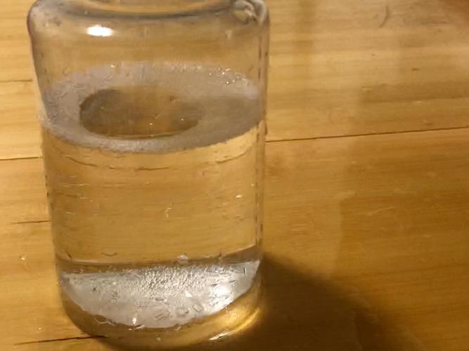 运动水壶中自制淡盐水特写