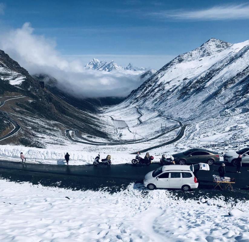 四姑娘山巴朗山垭口远眺雪山云海