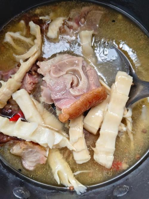 南漳肖堰镇农家柴火腊猪蹄炖野笋锅