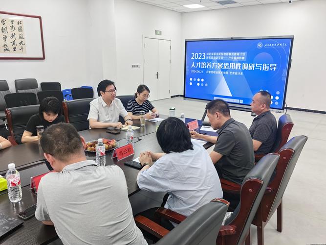 产学研合作中企业研发人员与教授研讨场景
