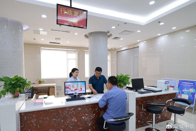 线下行政复议窗口群众提交申请实拍图