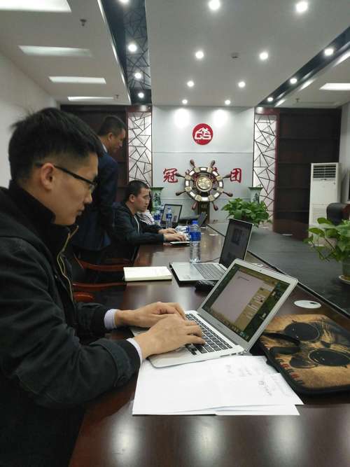 互联网项目组会议室深夜加班改方案实拍