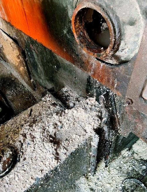 工业锅炉水垢严重导致爆管的内部对比图