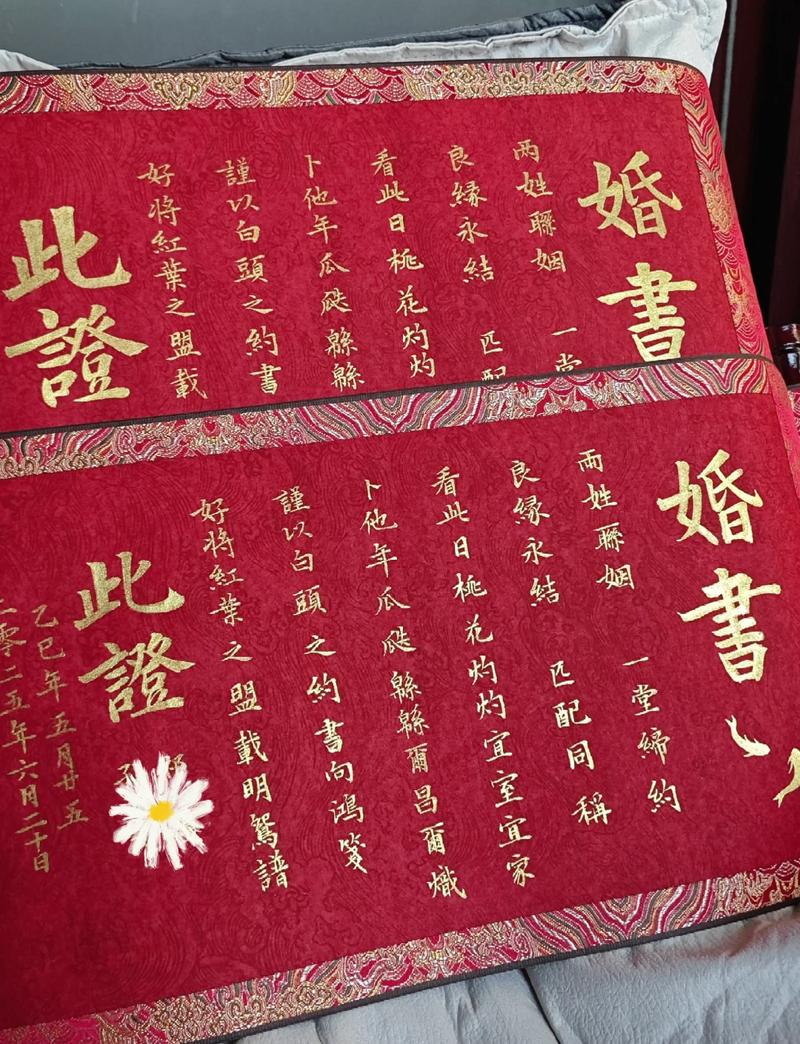 新娘坐在书桌前手握钢笔认真书写婚礼誓言卡的温馨场景