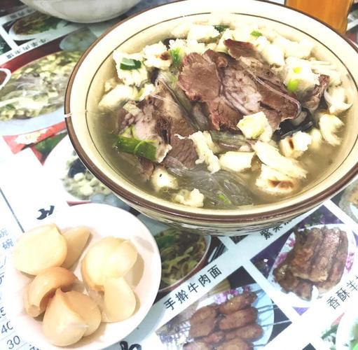 西安回民街老巷子里一家人围坐吃羊肉泡馍