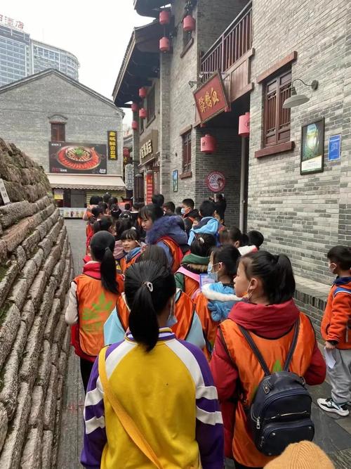 城市老巷中小学生自主研学记录场景