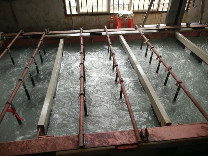 阳极氧化通电反应槽工作现场