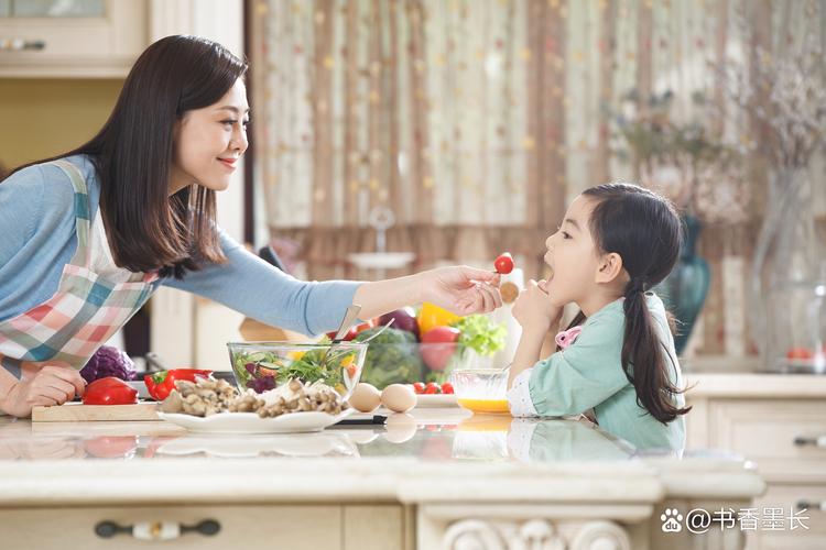 妈妈在厨房做饭孩子在小书桌写作业的远景