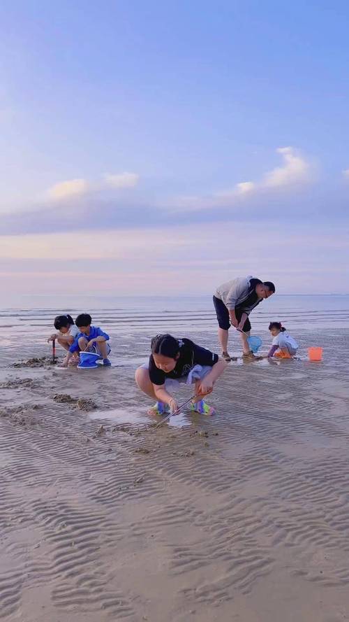 青岛海边亲子赶海涨潮实景