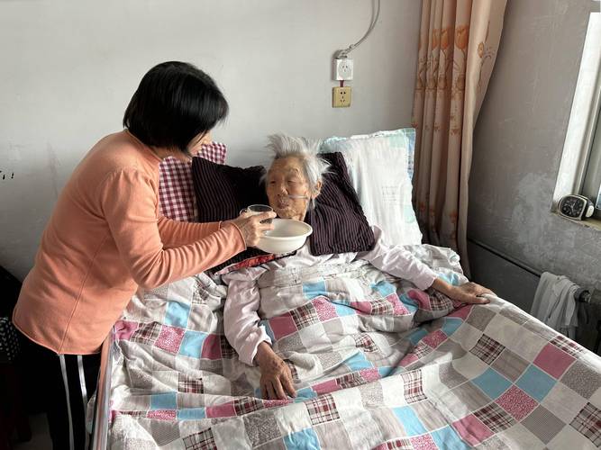 儿媳照顾瘫痪婆婆日常吃饭照片