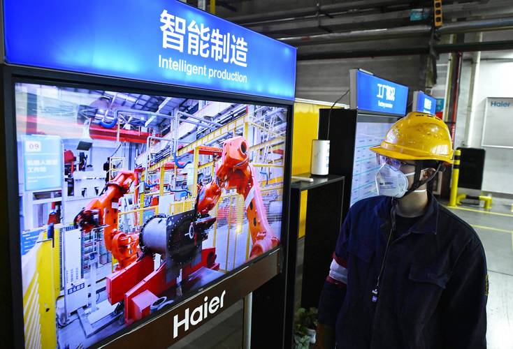 智能制造生产线工人与工程师讨论技术参数