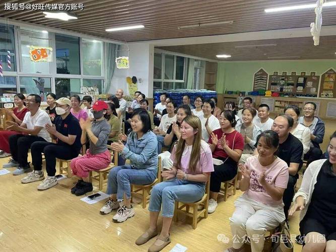 幼儿园家长会家长穿睡衣现场实拍