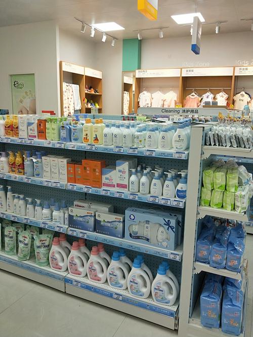 母婴店货架上标注食品级的婴童洗护产品实拍