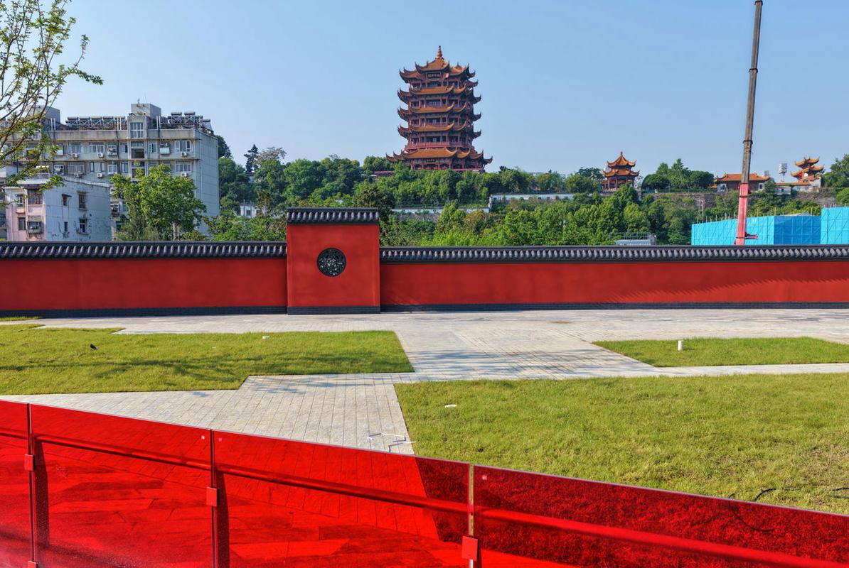 武汉司门口黄鹤楼站出口红墙打卡远景