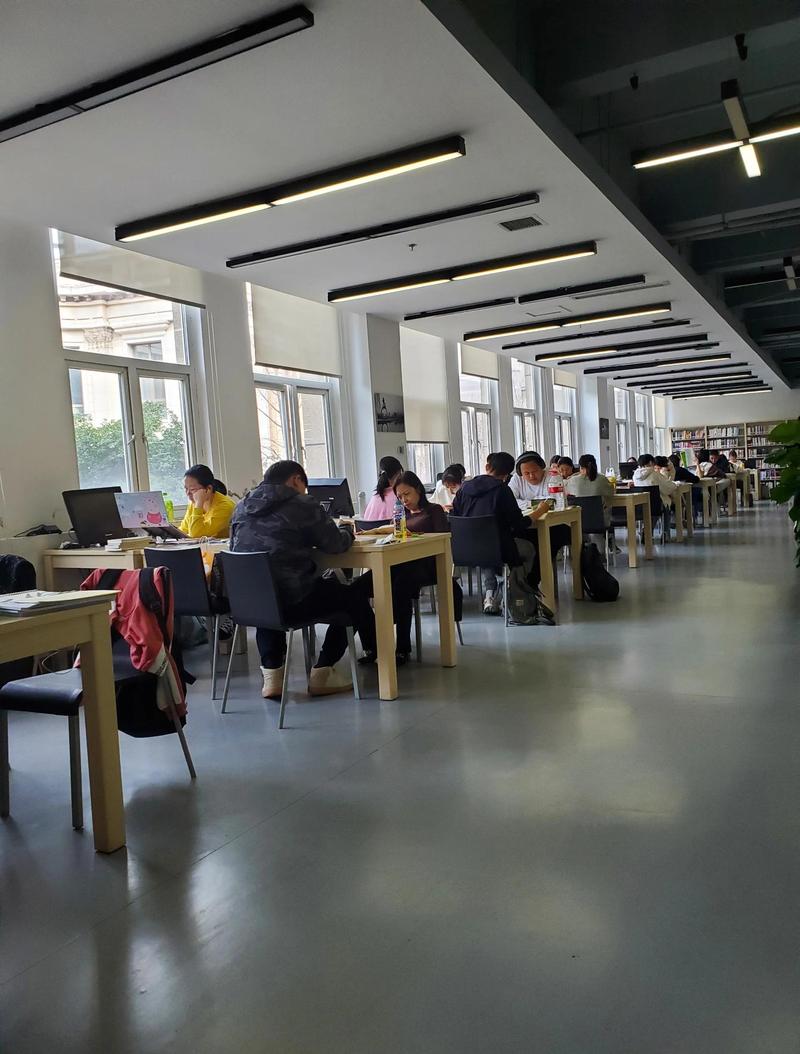 专升本备考学生图书馆学习场景