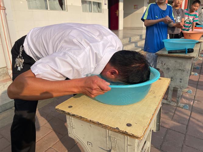 儿童在透明水盆中练习憋气防溺水特写