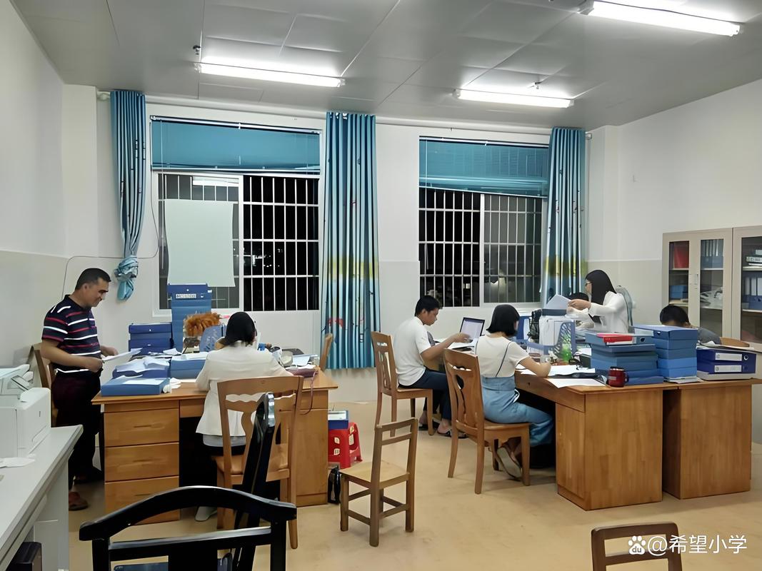 教研活动沉闷的会议室里教师们疲惫不堪