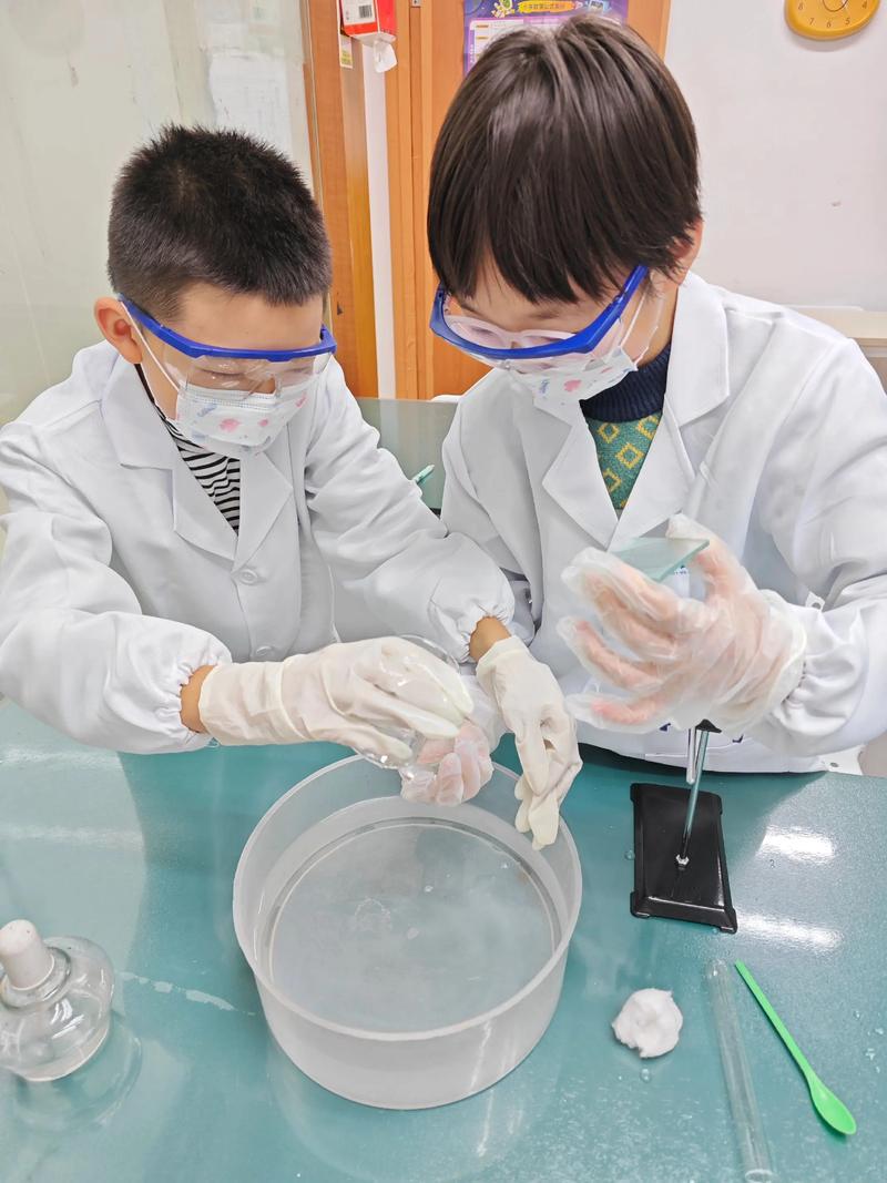 小学科学课堂学生被动跟着步骤做实验