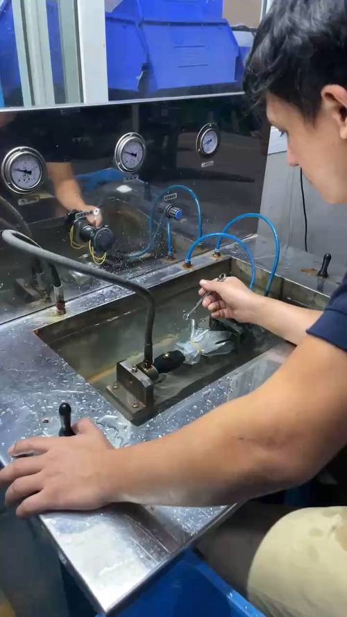 工业密封件研发工程师在实验室测试新型密封结构