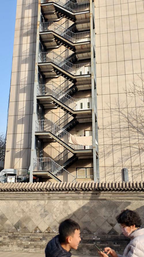 现代写字楼消防楼梯连续台阶
