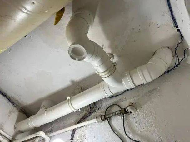 老旧小区狭窄下水管与垃圾处理器冲突示意图