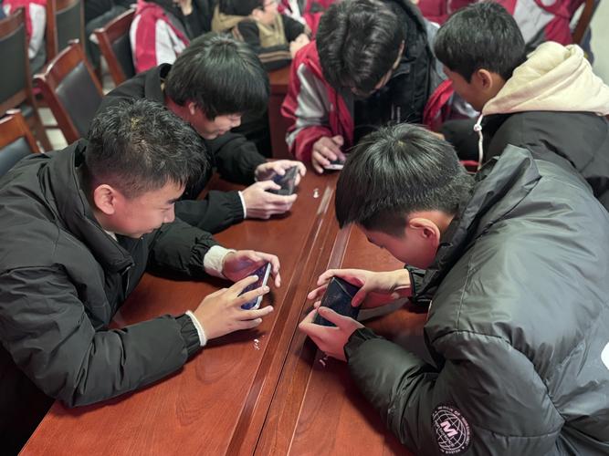 高中毕业生拿录取通知书暑假网吧打游戏场景