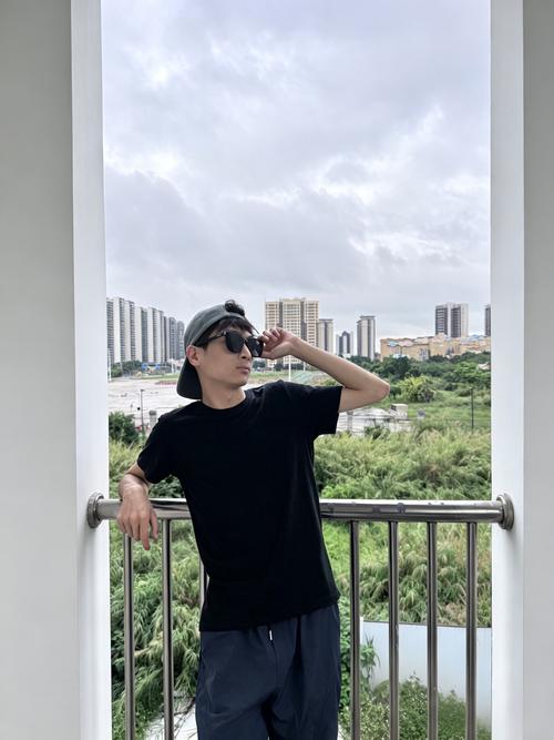 清晨下夜班佩戴遮光墨镜行走的上班族