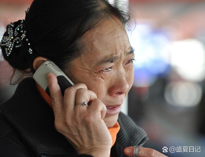 法院门口蹲地哭泣的老人和女儿照片