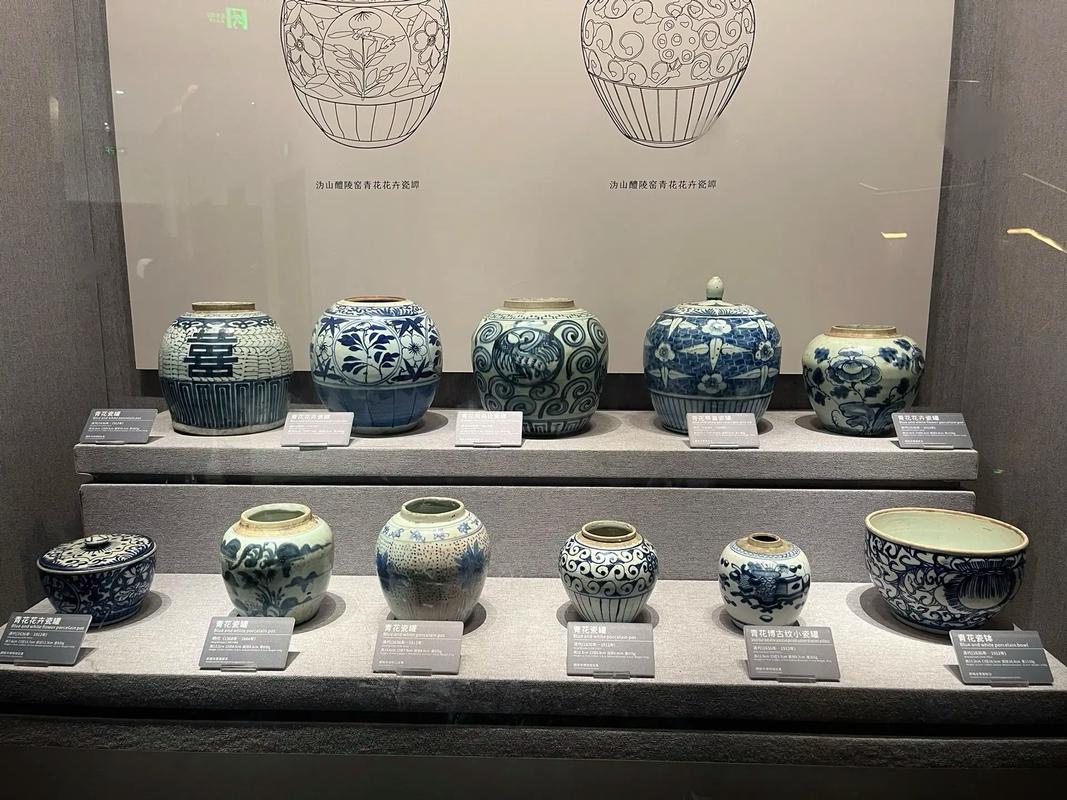 家长带孩子在中国国家博物馆欣赏古代陶瓷