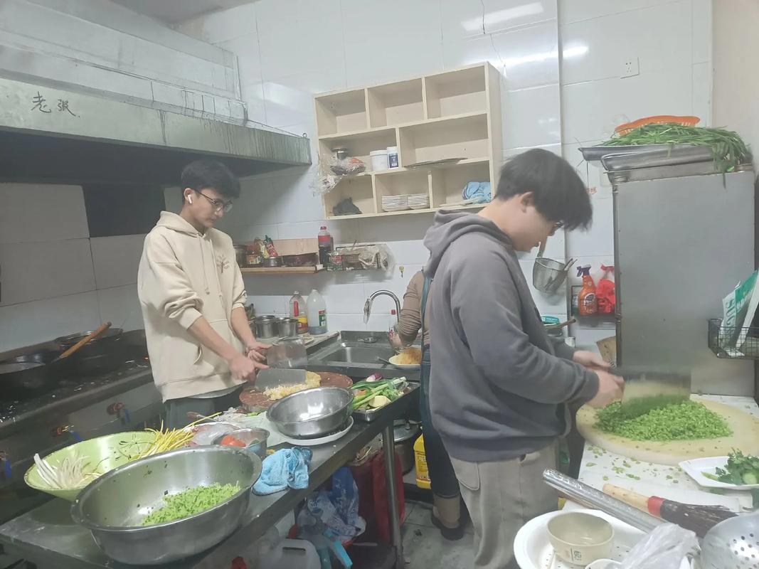 工业园职工家属区厨房日常做饭场景