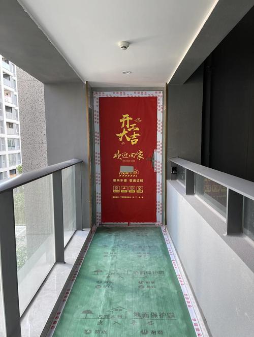 装修未做成品保护刮花入户门实拍