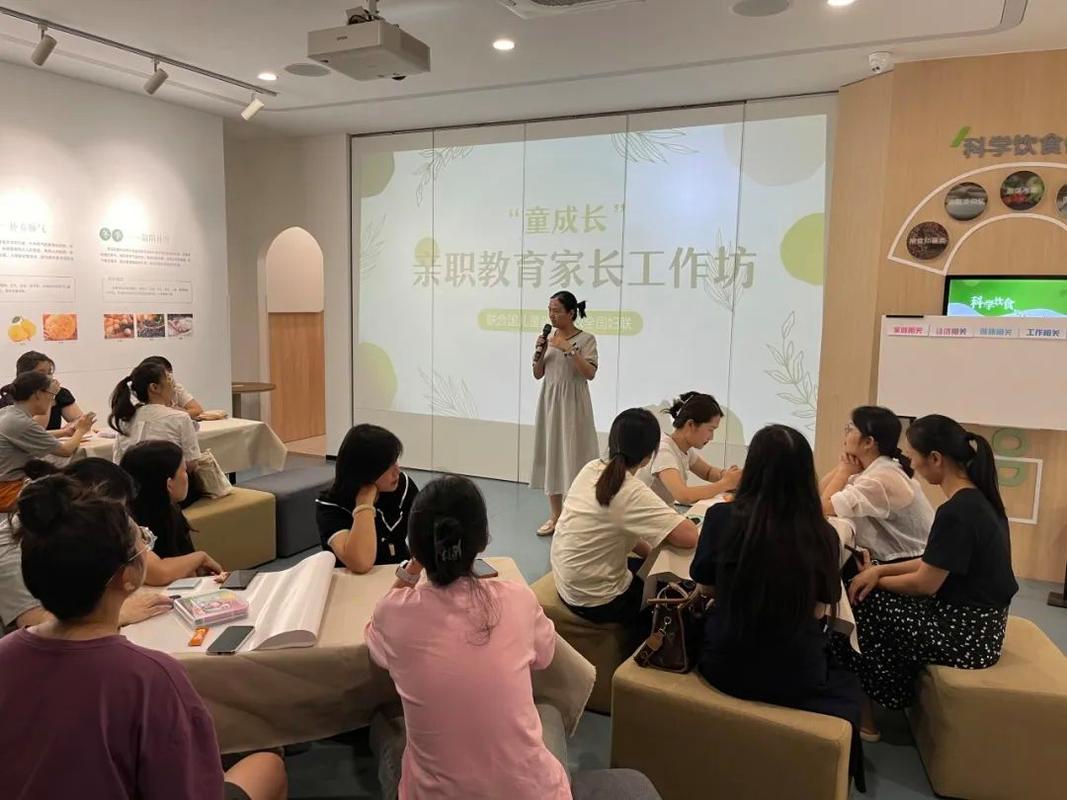 创新形式小学家长工作坊小组讨论