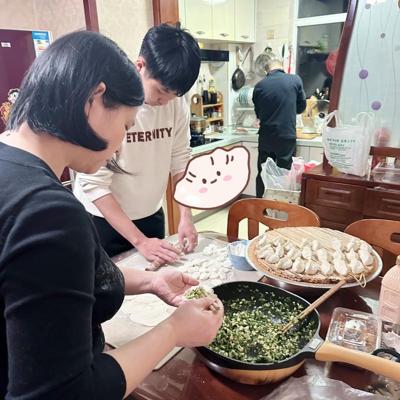奶奶教孩子包饺子的温馨互动画面