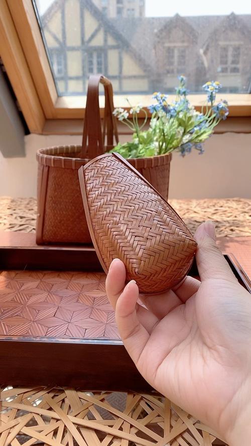 传统竹编茶则制作过程,匠人蘸口水润滑竹篾