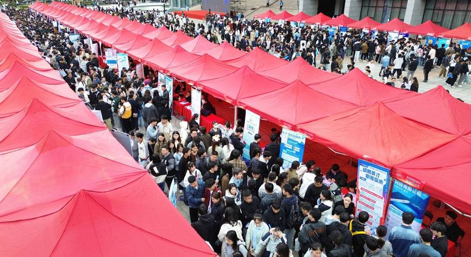 一线城市大学招聘会现场拥挤场景
