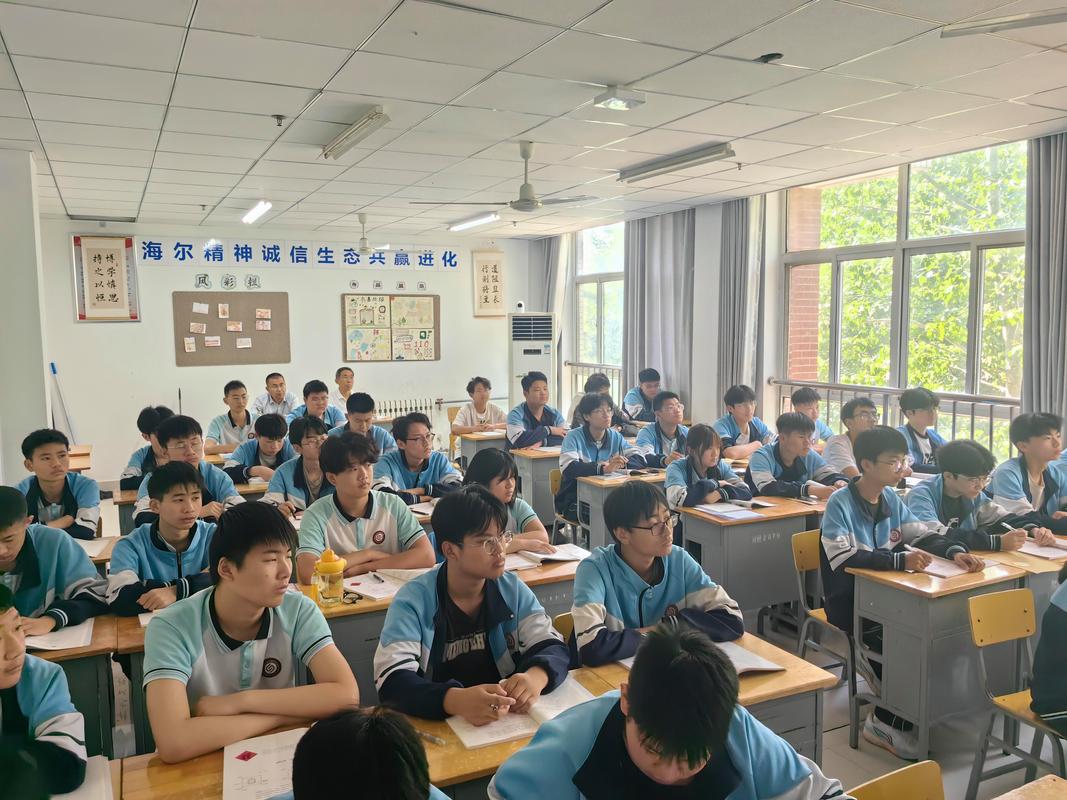 中职生升学备考课堂场景