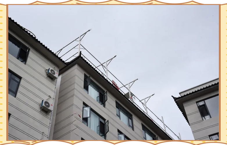 西安明城墙根居民搭建钢架雨棚整改现场
