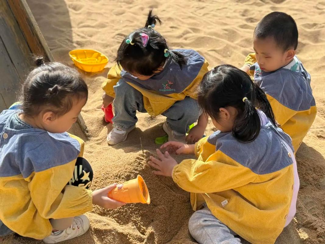 幼儿在公园沙坑和小朋友玩耍社交早教