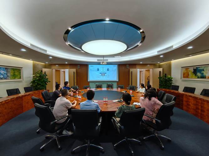 公司董事会讨论AI数据合规事项会议室场景